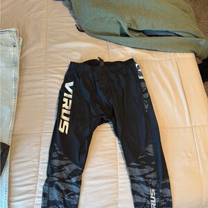 Virus Black and White Performance compression 3/4